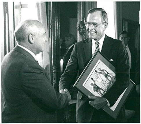 צילום וינטג 'של נשיא ארהב ג'ורג' בוש לוחץ ידיים עם נשיא סובייט מיכאיל גורבצ'וב לפסגת הלסינקי