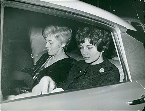 תצלום וינטג 'של הנסיכה סוראיה יושבת עם אישה אחרת בתוך מכונית. פוטו צולם ב -26 באוקטובר 1961