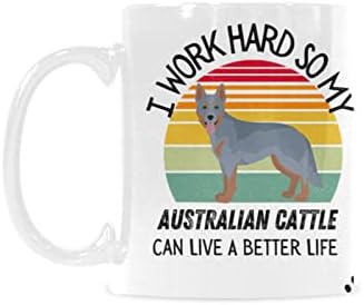 אני עובד קשה כדי שהבקר האוסטרלי שלי יוכל לחיות חיים טובים יותר מאוהב כלבים מצחיק ציטוט רטרו וינטג '05 עם כוס תה